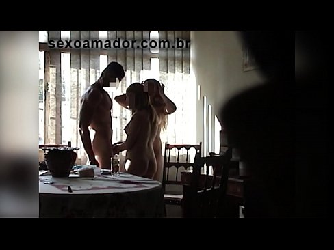 ❤️ Cov phooj ywg sib deev caw ib tug txiv neej loj thiab ib tug threesome nrog nws ️❌ Sex video ntawm peb