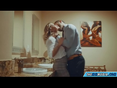 ❤️ Thaum ib tug busty blonde ntxias koj nyob rau hauv ib tug pej xeem chav dej ️❌ Sex video ntawm peb